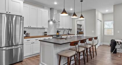 3323: Uptown Elegant Escape by JZ Vacation Rentals