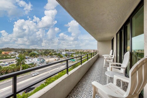 Anchorage Resort 8th Floor Condo in Siesta Key With Private Beach Access, Pool, Boat Dock 0894