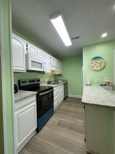 Pelicans Reef Large 2BR Condo w/ Vaulted Ceilings, Loft Bedroom & Space for 8 Guests