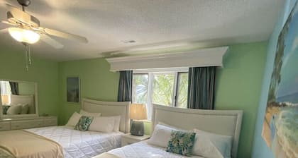 Pelicans Reef Large 2BR Condo w/ Vaulted Ceilings, Loft Bedroom & Space for 8 Guests