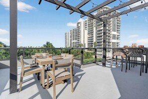 Interior - Shoreline Villa by Rove Rooftop & Beach Access (Hollywood)