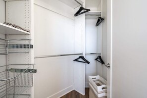 Interior - Sleek Marina Den, Central, Gym, Pool, King Bed (Marina del Rey)