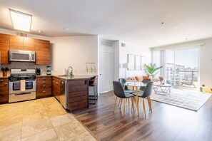 Interior - Sleek Marina Den, Central, Gym, Pool, King Bed (Marina del Rey)