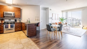 Eine moderne Wohnung mit Küche, Essbereich und Balkon.