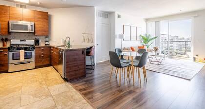 Sleek Marina Den, Central, Gym, Pool, King Bed