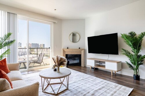 Sleek Marina Den, Central, Gym, Pool, King Bed