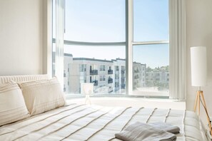 Interior - Sleek Marina Den, Central, Gym, Pool, King Bed (Marina del Rey)