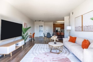 Interior - Sleek Marina Den, Central, Gym, Pool, King Bed (Marina del Rey)