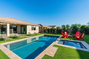 Interior - The One Glendale Pool & Spa State Farm (Glendale)