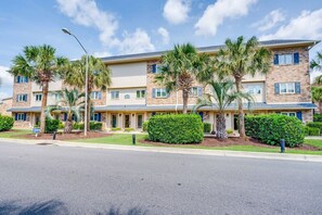 Interior - Rhythm Retreat Bar, Patio & Space for 10 (Surfside Beach)