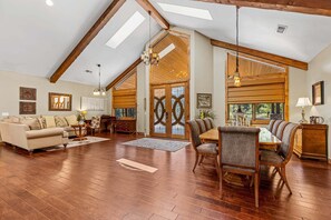 Interior - Townsend Flagstaff (Flagstaff)