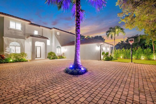 Villa Granada by Rove Waterfront W/pool, Hot Tub