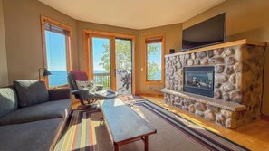 Smart TV, chimenea, reproductor de DVD y videoteca 