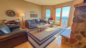 Smart TV, chimenea, reproductor de DVD y videoteca 