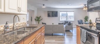 Naples Paradise Grill Hottub Close to Beach