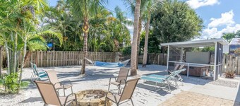 Naples Paradise Grill Hottub Close to Beach