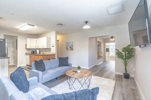 Interior - Naples Paradise Grill Hottub Close to Beach (Naples)