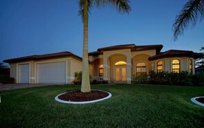 Interior - Luxury Waterfront Villa Kapalua (Cape Coral)