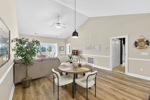 Interior - Magnolia Pointe Luster Leaf 4878-402 (Myrtle Beach)