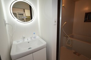 Secadora de cabello, bidet, toallas, jabón 