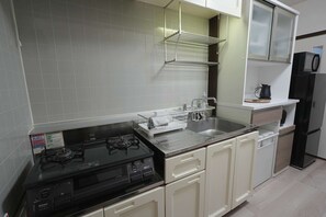 Kühlschrank, Mikrowelle, Herdplatte, Kochgeschirr/Geschirr/Besteck