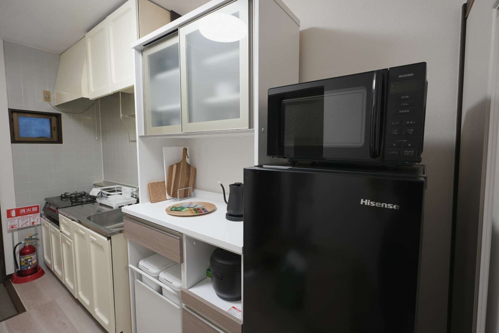 Refrigerador, microondas, placa de cocina, utensilios de cocina