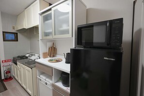 冷蔵庫、電子レンジ、コンロ、電気ポット