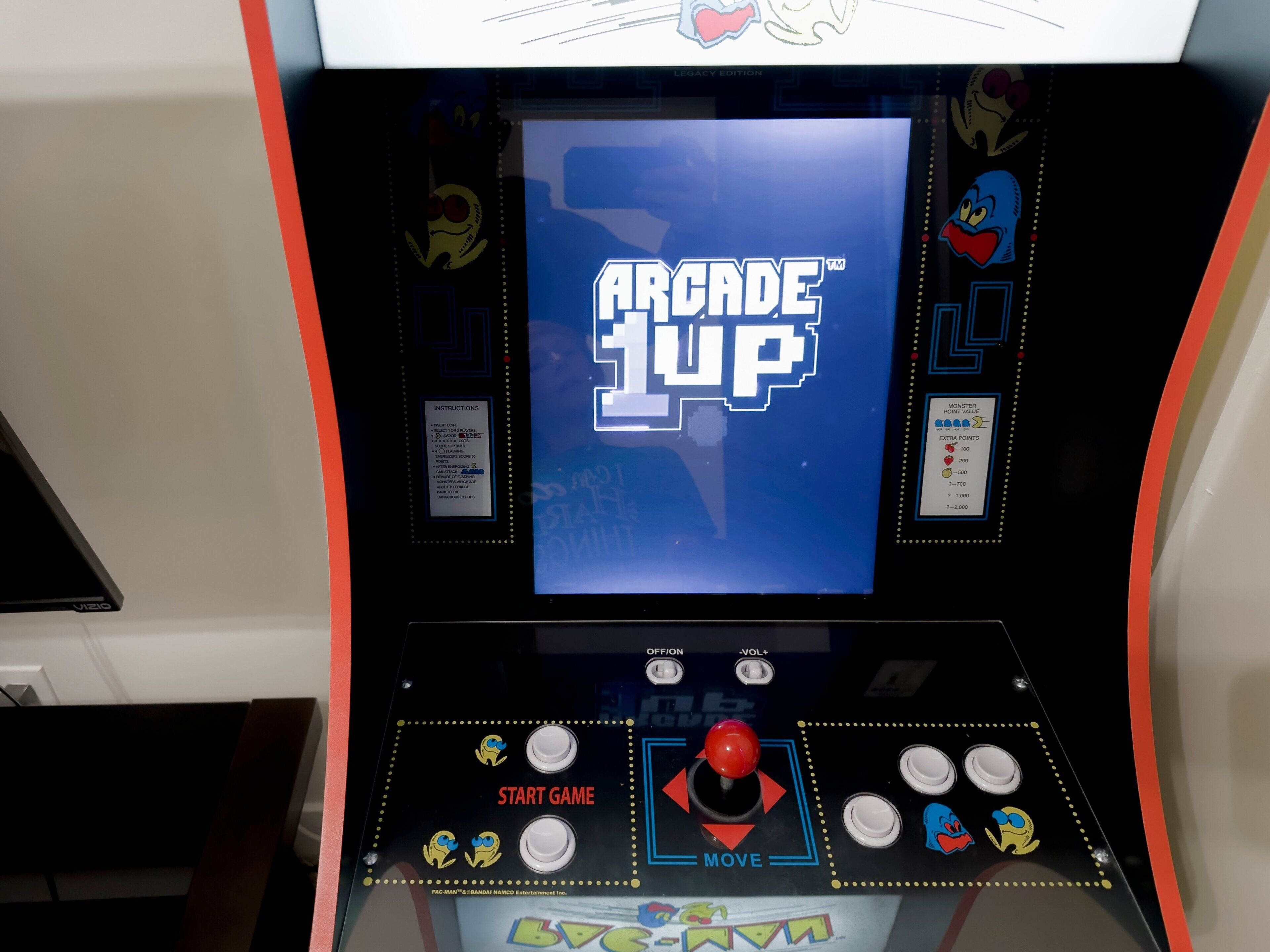 Una máquina de videojuegos retro con el título "Arcade Up" en la pantalla.