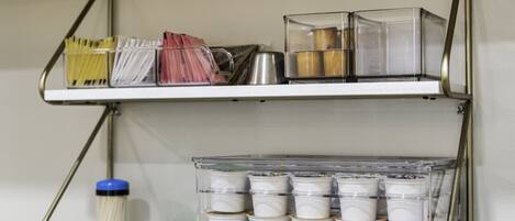 Une étagère avec des boîtes de rangement et du matériel de bureau.