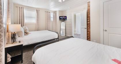 Stockyards- 4min Pet Friendly 3BR Luxe Gem