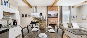Stockyards- 4min Pet Friendly 3BR Luxe Gem