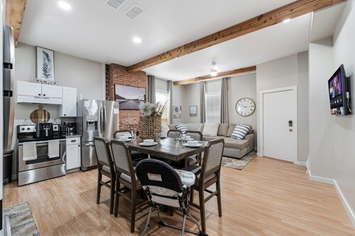 Stockyards- 4min Pet Friendly 3BR Luxe Gem