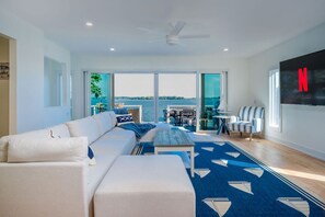 Interior - The Blue Sapphire on Mineola Bay - 3br/3ba Luxury Lakefront Home on Mineola Bay Stunning Views on Chain O Lakes (Fox Lake)