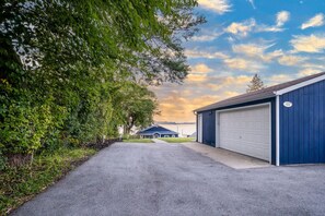 Interior - The Blue Sapphire on Mineola Bay - 3br/3ba Luxury Lakefront Home on Mineola Bay Stunning Views on Chain O Lakes (Fox Lake)