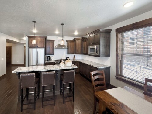 Ideal Condo 2 Minute Drive to Deer Valley's Lift