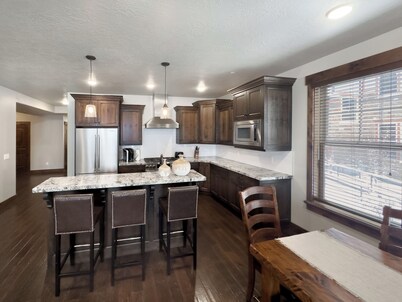 Ideal Condo 2 Minute Drive to Deer Valley's Lift