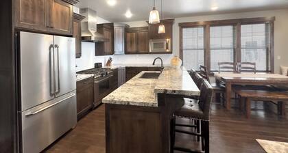 Ideal Condo 2 Minute Drive to Deer Valley's Lift