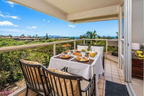 Interior - Oceanview Retreat Walk to Beach & Restaurants (Kihei)