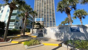 Ein Gebäude mit der Aufschrift „Ocean Forest Plaza“, das als privatisiertes Eigentumswohnhauskomplex gekennzeichnet ist.