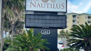Schild des Hotels "The Nautilus" mit großem Logo, digitaler Anzeige und der Hausnummer "660".
