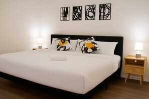 Interior - Kingbed, Resort Style Pool, Gym, Neartheheights (Houston)