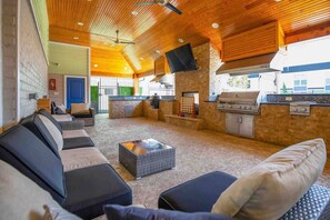 Interior - King Bed,pool/gym/bbq@theheights, Longstaydiscount (Houston)