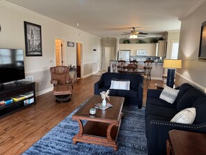 Interior - Magnolia Pointe Luster Leaf 4894-301 (Myrtle Beach)