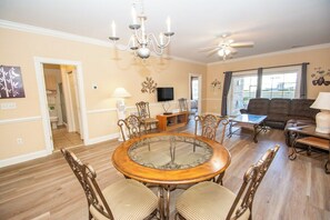 Interior - Magnolia Pointe Luster Leaf 4879-103 (Myrtle Beach)