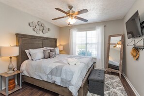 Interior - Looby Location- Charming 3br Home 10 min to Downtown! (Nashville)