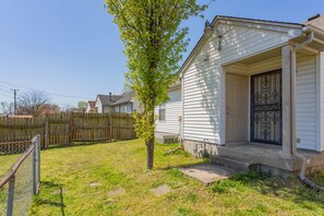 Interior - Looby Location- Charming 3br Home 10 min to Downtown! (Nashville)