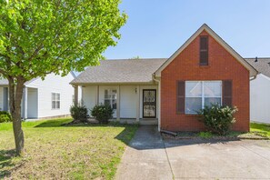 Interior - Looby Location- Charming 3br Home 10 min to Downtown! (Nashville)