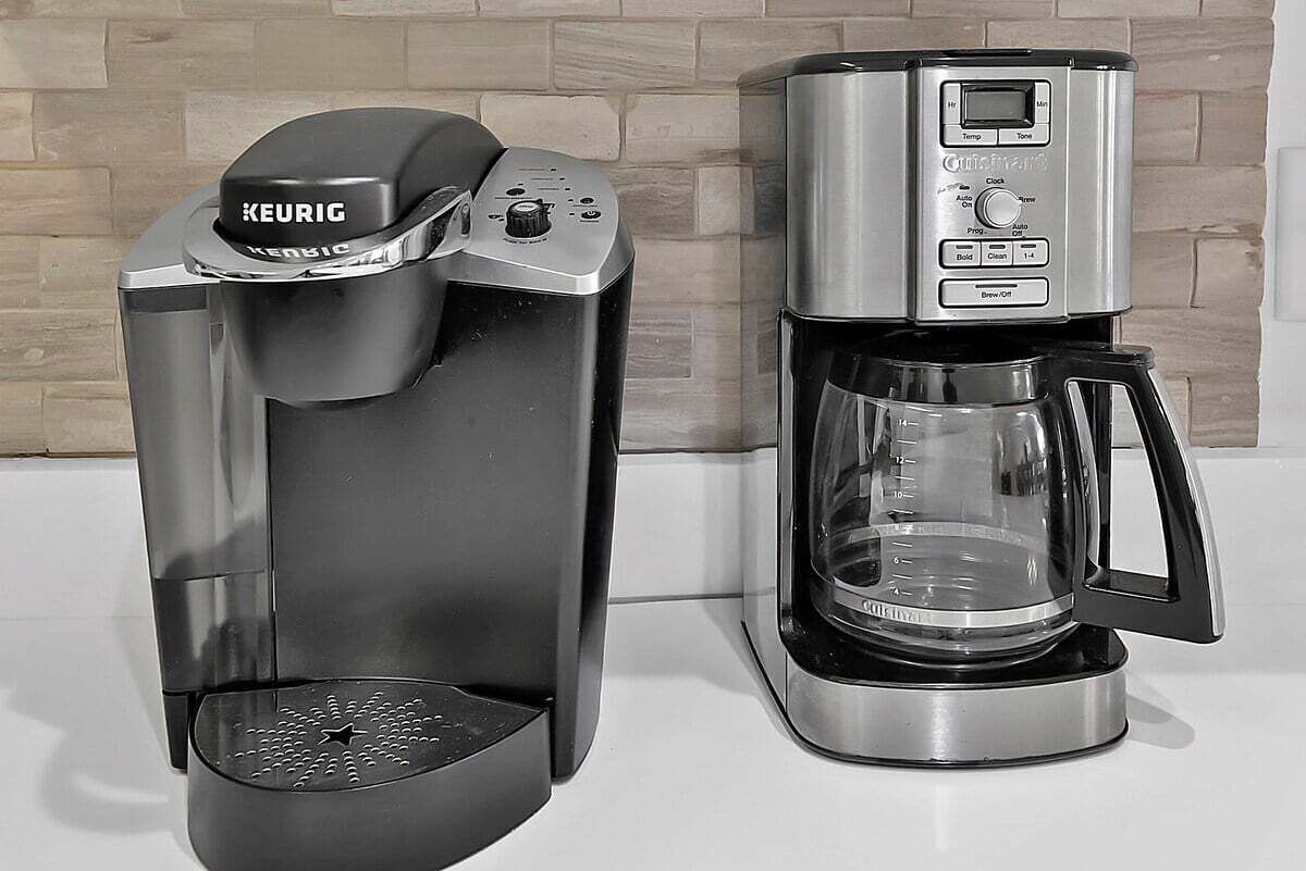 Una cafetera Keurig y una jarra de vidrio sobre una encimera.