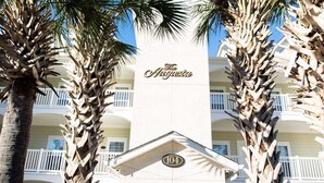 Un edificio con un letrero que dice "The Augusta" y el número 104.