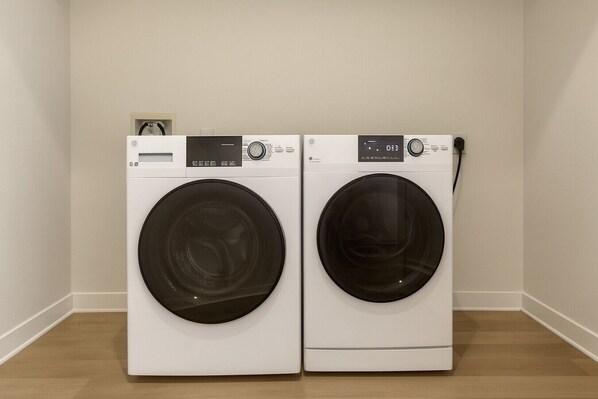 Interior - Modern,a+location,workerfriendly,pool,gym,kingbed (Sherman)